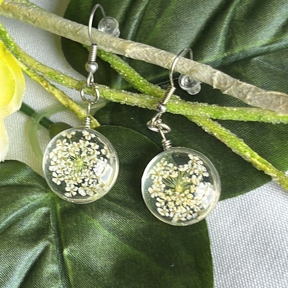 🐳Pressed White Flower Dangle Earrings - Picture 5 of 8